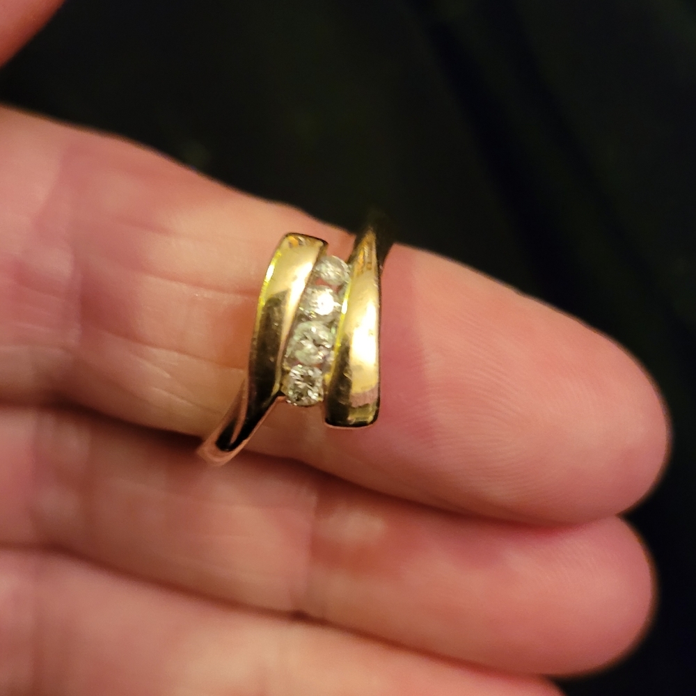 Diamond Ring in Yellow Gold Size 7.5
